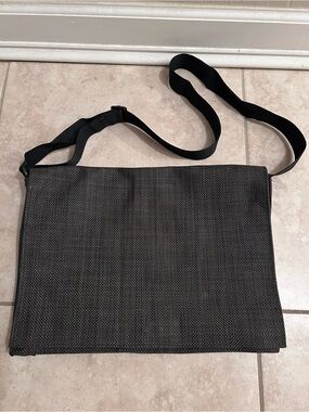 NEW Chilewich Woven Minimalist Messenger Shoulder Tablet Laptop Bag